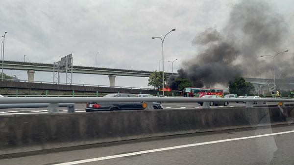 ▲3日下午國道汐五高架北上路段發生一起火燒車事件，所幸車上4名乘客成功逃出並無人員受傷。（圖／翻攝記者爆料網）