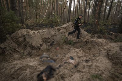 烏克蘭村長一家3口遭俄兵「行刑式槍決」　屍體棄置土坑慘狀曝光