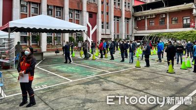 基隆市警局24人染疫急召回1200人　中庭急設篩檢站全面採檢PCR