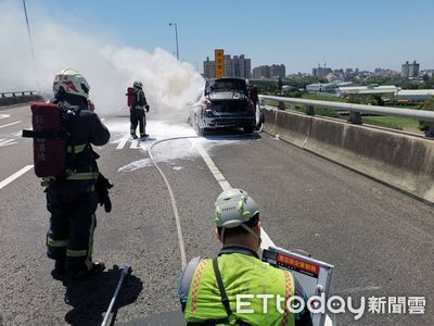 快訊／國道3號南下外側道火燒車　2人驚逃車流回堵2公里