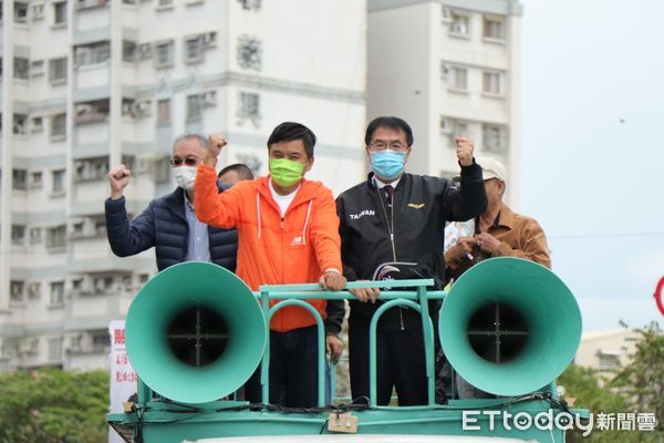 ▲黃偉哲陪莊瑞雄掃街             。（圖／記者陳崑福翻攝，下同）