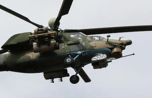 ▲▼一架俄軍直升機4月1日在烏克蘭南部港口城市馬力波（Mariupol）附近飛行。（圖／路透）