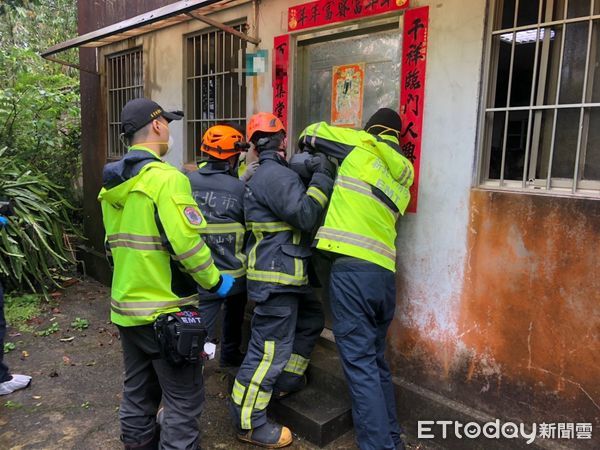 ▲▼警消破門看到高男哥哥已死亡             。（圖／記者陳以昇翻攝）