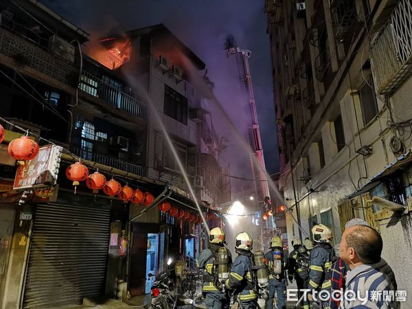 ▲台北萬華民宅火警。（圖／記者黃彥傑攝）