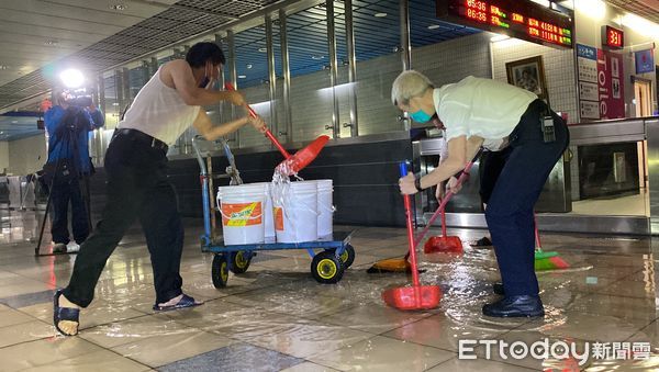 ▲▼南港車站空調冷卻水凌晨爆管。（圖／記者游宗樺攝）