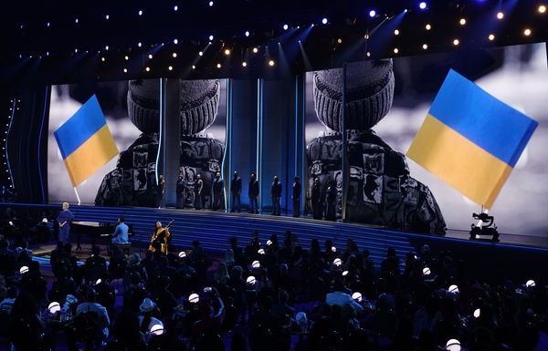 ▲▼第64屆葛萊美獎，烏克蘭總統演說、約翰傳奇與烏克蘭詩人和歌手演出。（圖／達志影像／美聯社）