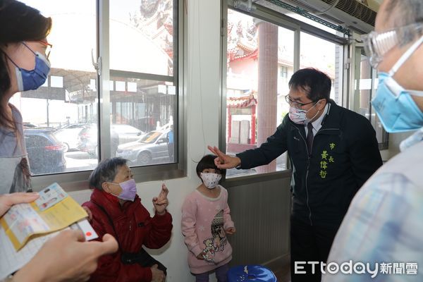 ▲台南市長黃偉哲早上前往下營區茅港尾觀音寺，視察特別開設的社區莫德納疫苗接種站施打情況及慰問工作人員。（圖／記者林悅翻攝，下同）