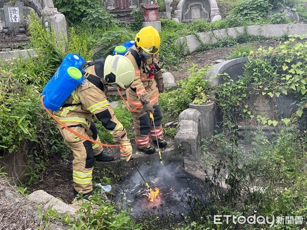 ▲為防範清明掃墓火災發生，台南市消防局第七大隊於4月4日、5日，分別於轄內南山公墓、喜樹公墓入口進行清明駐點警戒及防火宣導。（圖／記者林悅翻攝，下同）