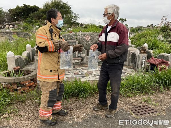 ▲為防範清明掃墓火災發生，台南市消防局第七大隊於4月4日、5日，分別於轄內南山公墓、喜樹公墓入口進行清明駐點警戒及防火宣導。（圖／記者林悅翻攝，下同）