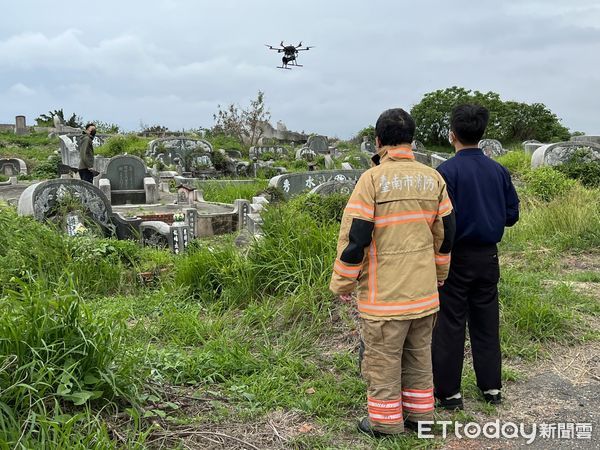 ▲為防範清明掃墓火災發生，台南市消防局第七大隊於4月4日、5日，分別於轄內南山公墓、喜樹公墓入口進行清明駐點警戒及防火宣導。（圖／記者林悅翻攝，下同）