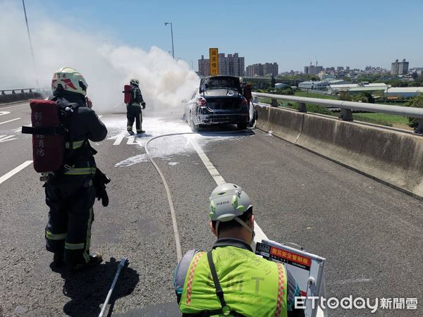 ▲▼國道3號南下火燒車。（圖／記者唐詠絮翻攝）