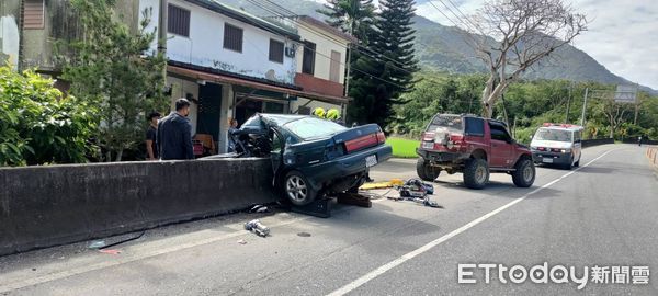 ▲▼小客車撞上路旁水泥護欄，車身側面嚴重撞擊呈U型包覆護欄。（圖／花蓮消防局提供，下同）