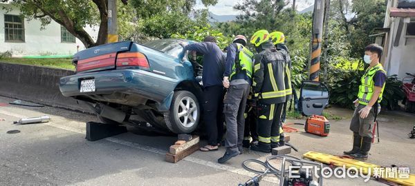 ▲▼小客車撞上路旁水泥護欄，車身側面嚴重撞擊呈U型包覆護欄。（圖／花蓮消防局提供，下同）