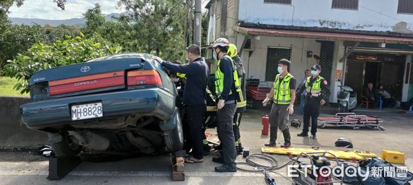 ▲▼小客車撞上路旁水泥護欄，車身側面嚴重撞擊呈U型包覆護欄。（圖／花蓮消防局提供，下同）