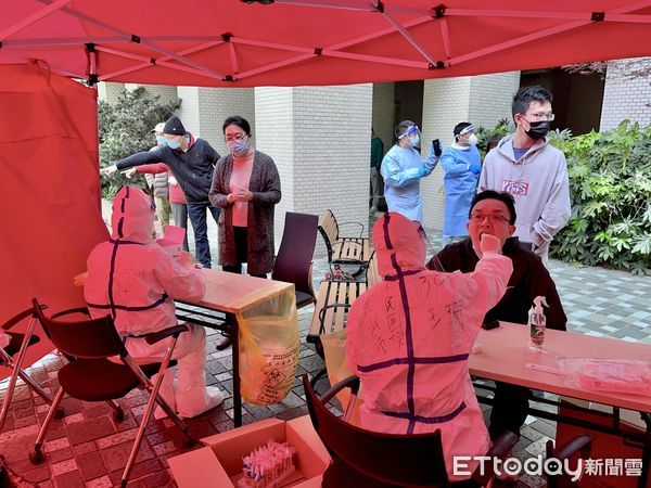 ▲來自安徽省黃山市第一人民醫院的醫護人員在上海居民小區裡進行檢酸檢測。（圖／記者趙禕攝）