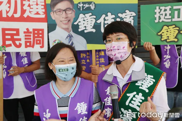 ▲林佳龍牽手廖婉如到屏東，陪鍾佳濱太太楊茹憶到市場拜票             。（圖／記者陳崑福翻攝，下同）