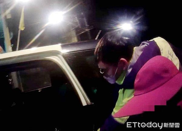 ▲員警透過守望相助群組找到許婦家。（圖／大園警分局提供）