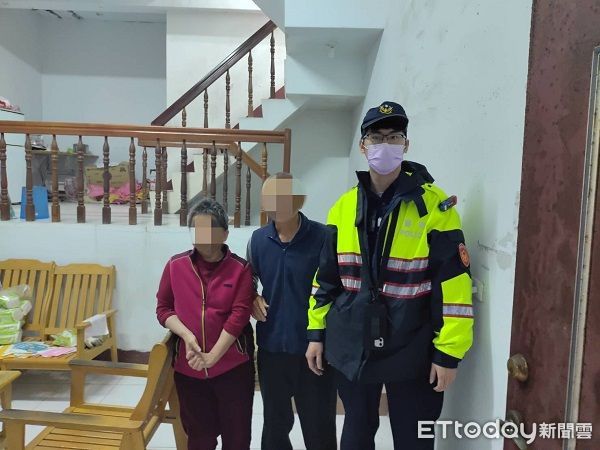 ▲家人見到失蹤2天的許婦被警方送回，十分感謝員警的熱心協助。（圖／大園警分局提供）