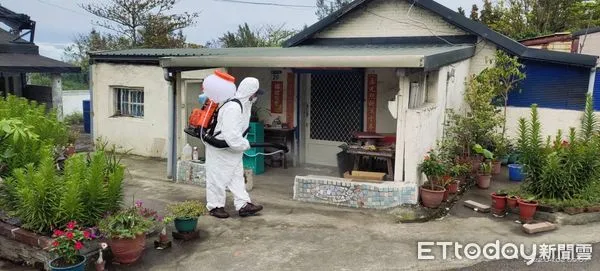 ▲▼花蓮防疫消毒大隊每日在人潮較多且頻繁出入之公共區域，執行環境清消作業。（圖／花蓮縣政府提供，下同）