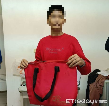 ▲42歲謝姓男子飛車搶奪林姓女子手提袋，內有7塊蔥肉餅，謝嫌吃了3塊被捕，依搶奪罪嫌送辦，還被法官裁定羈押，下場超慘。（圖／記者林悅翻攝，下同）