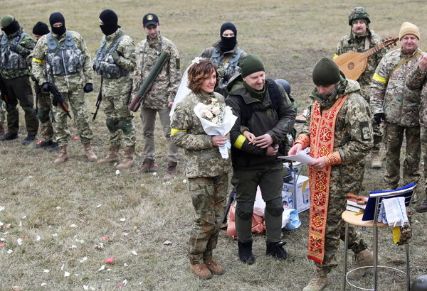 ▲▼烏克蘭新人決定在戰場上結婚。（圖／路透）