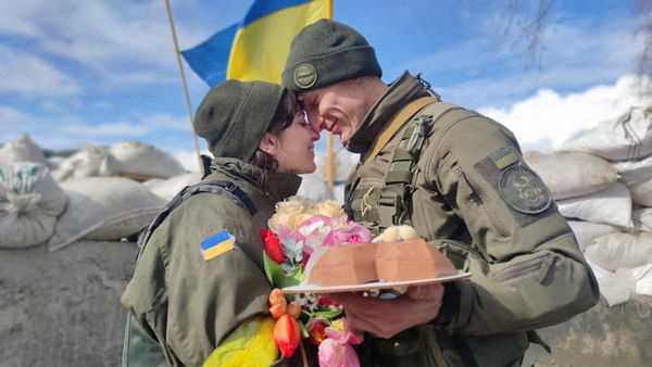 ▲▼烏克蘭新人決定在戰場上結婚。（圖／路透）