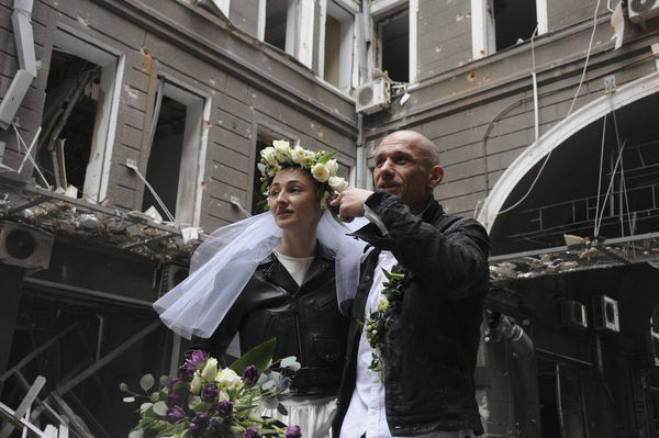 ▲▼烏克蘭前線志願醫護夫妻決定在戰場上慶祝新婚。（圖／記者張方瑀攝）