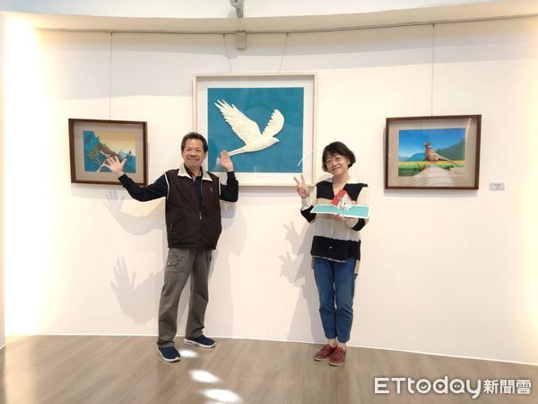 ▲野鳥藝術家王楨文夫妻於松柏嶺遊客中心展出栩栩如生的紙雕灰面鵟鷹（下同）。（圖／參山國家風景區管理處提供）