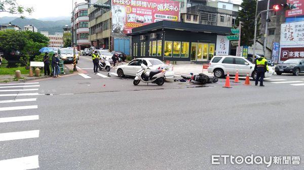 ▲▼宜蘭礁溪員警與民眾發生擦撞，造成員警左肩與左腳骨折。（圖／記者游芳男翻攝）