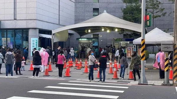 ▲▼三峽PCR檢測塞車，民眾一邊等，一邊擔心群聚。（圖／卓冠廷臉書）