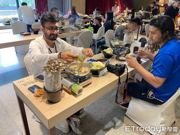 ▲參山處邀請外籍生赴八卦山賞灰面鵟鷹、品嚐穆斯林美食。（圖／參山國家風景區管理處提供）