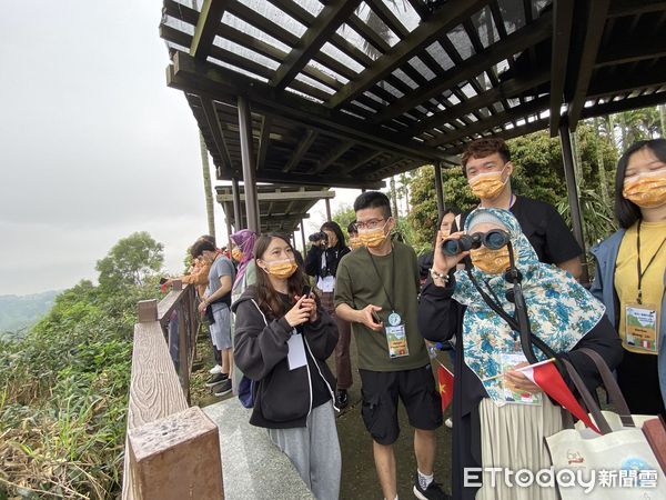 ▲參山處邀請外籍生赴八卦山賞灰面鵟鷹、品嚐穆斯林美食（下同）。（圖／參山國家風景區管理處提供）