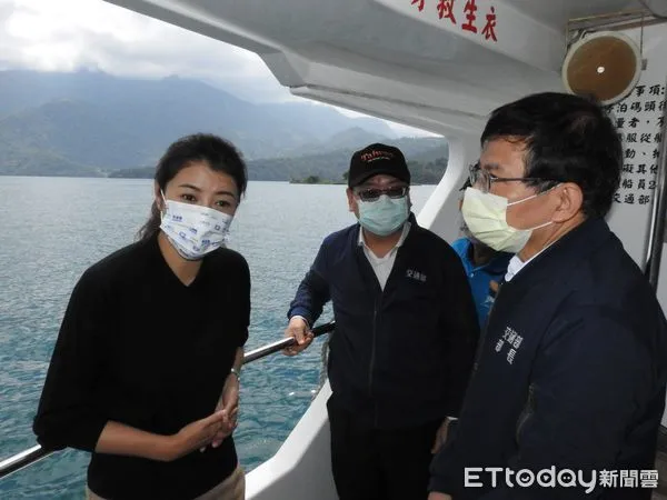 ▲立委許淑華（左）邀請交通部長王國材（右）赴日月潭視察觀光產業發展現況。（圖／南投縣政府提供）