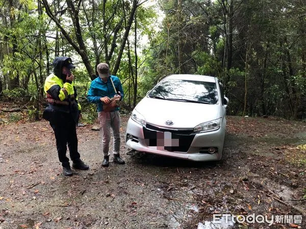 ▲男子獨攀關刀山遇雨受困，警方馳赴救援平安下山。（圖／記者高堂堯翻攝）