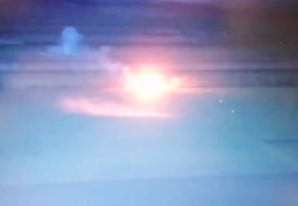 ▲▼烏軍「標槍飛彈」奇襲　俄軍戰車被炸飛。（圖／翻攝自推特）