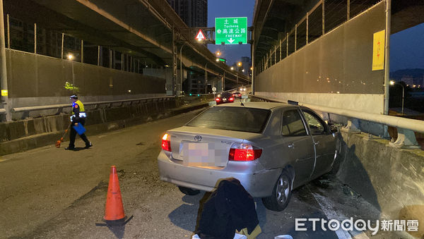 ▲▼板橋一名通緝犯開贓車遇警盤查拒檢，開上台65快速道路卻在匝道口自撞。（圖／記者游宗樺攝）