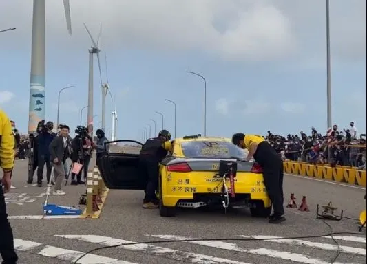 打龜號零四測試10點登場，風車大道湧人潮見證紀錄。（圖／翻攝廖老大直播）