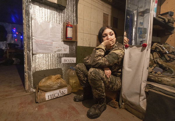 ▲▼一名烏克蘭女兵2021年12月7日在烏克蘭東部頓內茨克地區一處戰鬥陣地附近休息。（圖／達志影像／美聯社）