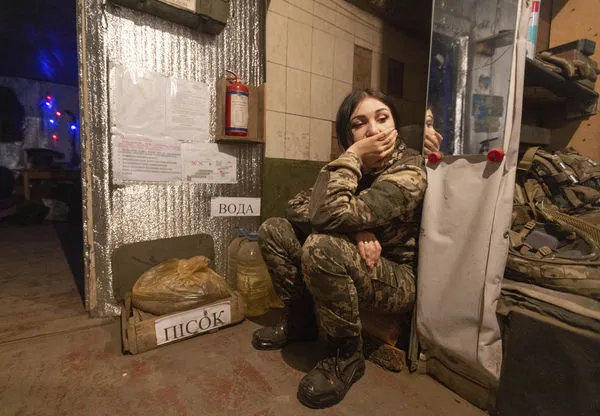 ▲▼一名烏克蘭女兵2021年12月7日在烏克蘭東部頓內茨克地區一處戰鬥陣地附近休息。（圖／達志影像／美聯社）