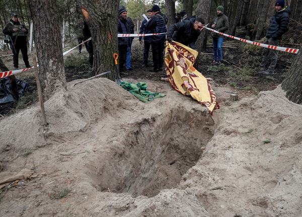 ▲▼烏克蘭基輔以西45公里莫季任鎮（Motyzhyn）平民被殺害後棄屍沙坑。（圖／路透）