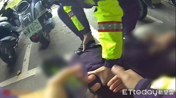 ▲這名通緝犯因未戴安全帽見警心虛，竟跳車與警追逐百餘米，男子慌亂中跌倒2次，最後不敵警方腳程乖乖束手就擒。（圖／記者黃孟珍翻攝，下同）