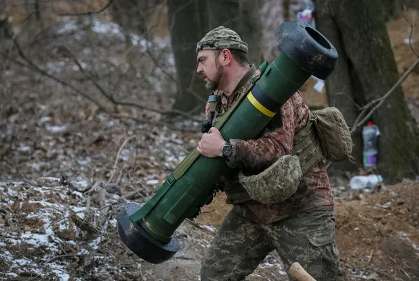 ▲▼烏克蘭基輔北部前線軍人手持著一個標槍飛彈（Javelin）反坦克系統。（圖／路透）