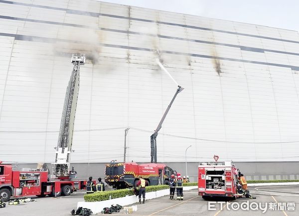 ▲桃園市蘆竹區美福倉儲大火，造成附近鄰里長達3週以上空氣污染。（資料照／記者沈繼昌翻攝）