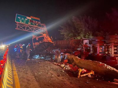 快訊／台61爆嚴重車禍！曳引車頭卡「T霸看板」變形翻車