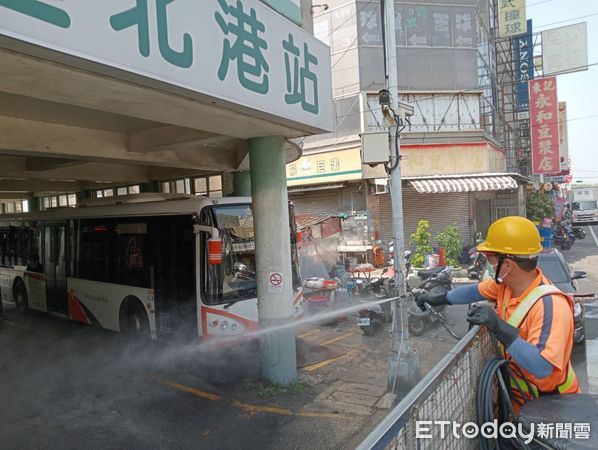 ▲案25350居住北港鎮，連假期間大多在外縣市遊玩再搭乘客運返回雲林縣，北港鎮清潔隊前往客運站清消。（圖／記者蔡佩旻翻攝）