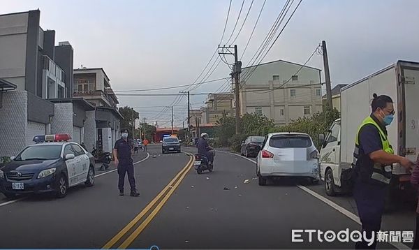 ▲東港警方到場處理疑感情糾紛攔車糾紛案           。（圖／民眾提供，下同）