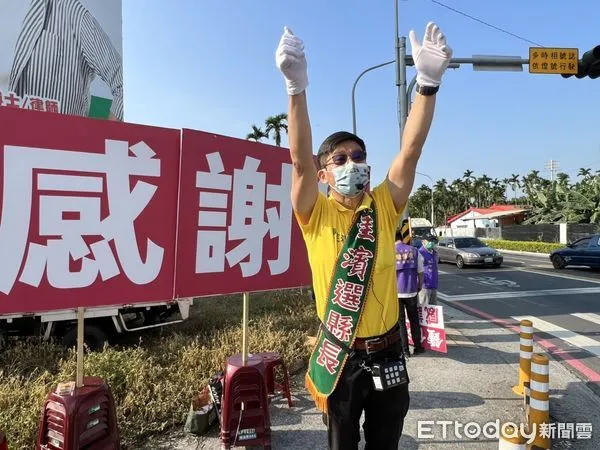 ▲鍾佳濱一早路口謝票             。（圖／鍾佳濱服務處提供）