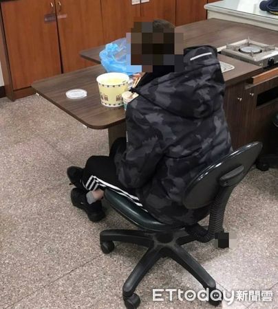 ▲23歲有聽力障礙陳女，因離家出走饑餓難耐，至永康分局永信派出所請求協助，員警熱心協助安置。（圖／記者林悅翻攝，下同）