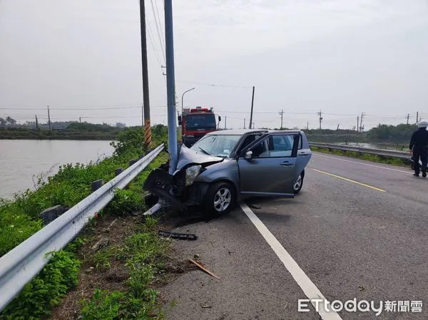 ▲55歲吳姓男子駕駛自小客車直行安南區安清路東往西，不明原因自撞路燈，消防人員搶救脫困，惟已無生命跡象，目前送安南醫院搶救中。（圖／民眾提供，）