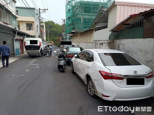 ▲▼ 嘉義市林森東路汽車180度翻覆。（圖／記者翁伊森翻攝）